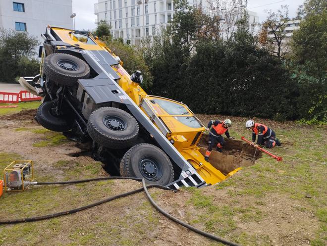 Una grúa se hunde en el patio del IES Antoni Maura de Palma