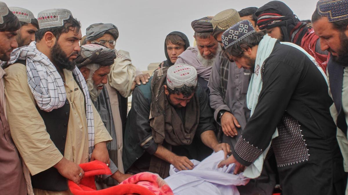Uno de los muertos durante los choques fronterizos entre Afganistán y Pakistán este sábado, en Kandahar.