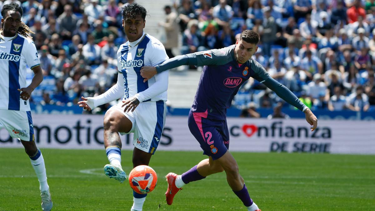 El defensa del Leganés Renato Tapia controla la pelota ante Roberto Fernández, del Espanyol