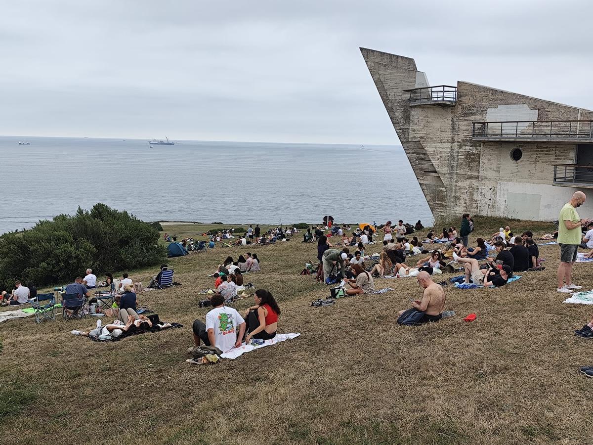 Gijón vive el eclipse entre reencuentros y la ilusión de “sentir” el fenómeno