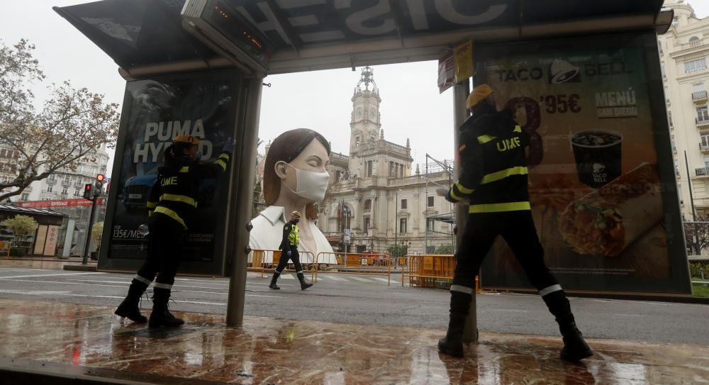 La UME desinfecta la plaza del Ayuntamiento de València por el coronavirus