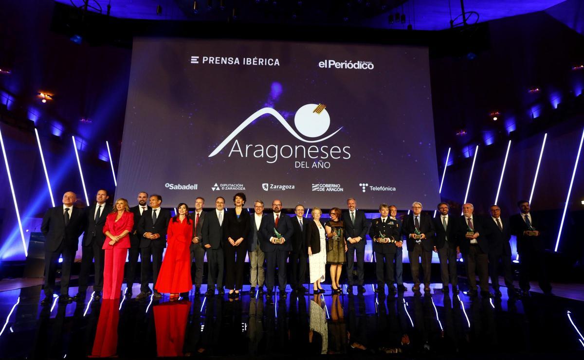 Premiados, autoridades y directivos de EL PERIÓDICO DE ARAGÓN y Prensa Ibérica en la gala de premios de 2025.