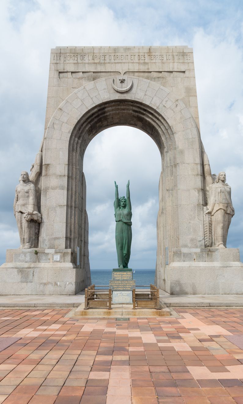 El monumento a los caídos del ejército del Este se encuentra en la Corniche Kennedy.
