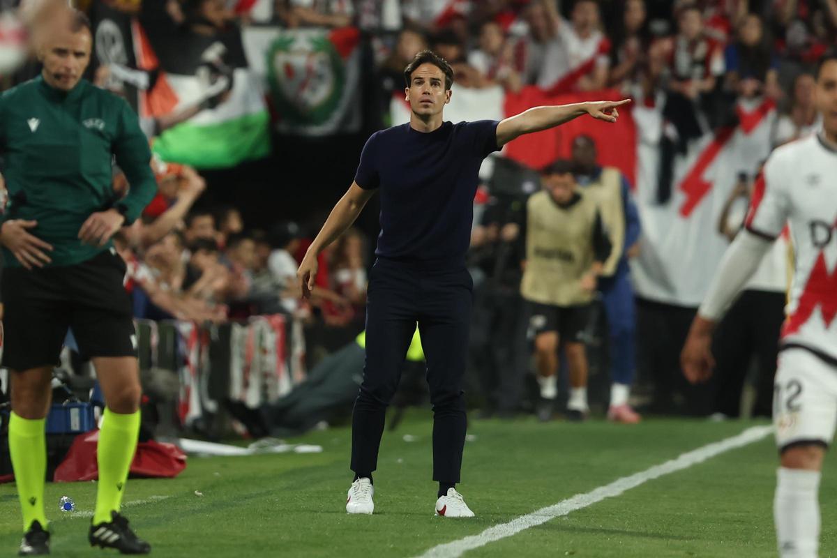 Iñigo Pérez, actual entrenador del Rayo Vallecano, es el elegido por el Villarreal para reemplazar a Marcelino en el banquillo 'groguet'.