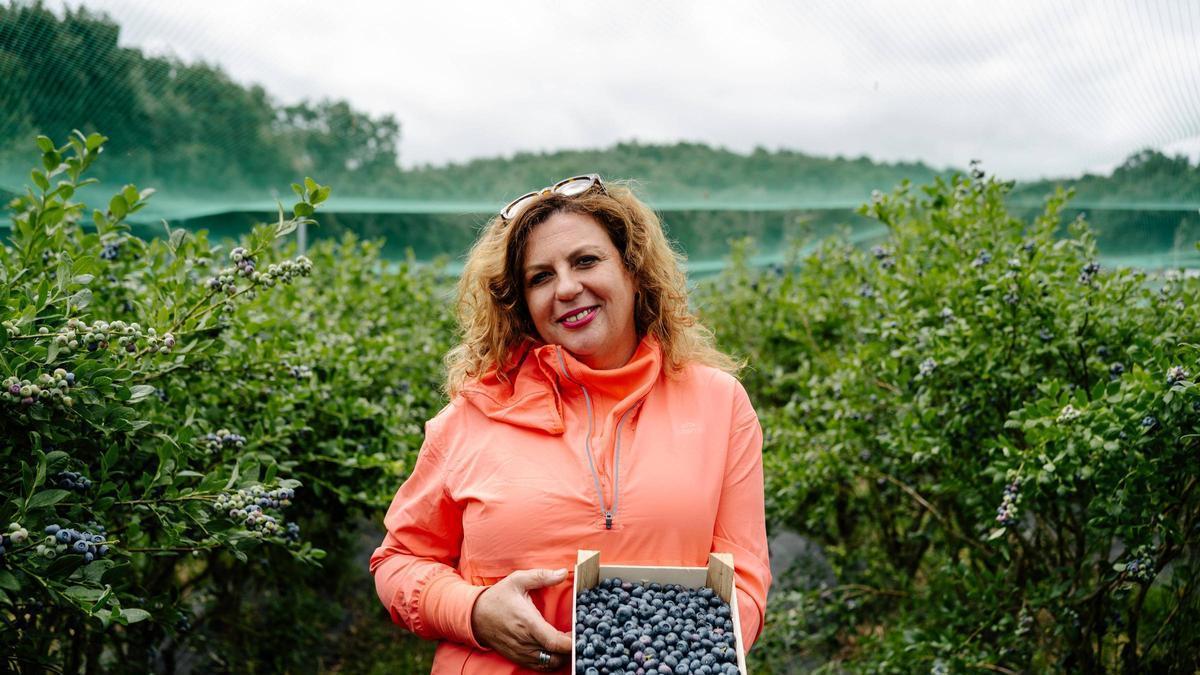 María en la finca de Pazo de Soutomaior, en Taboadela Ourense donde plantaron 3.000 plantas de arándanos