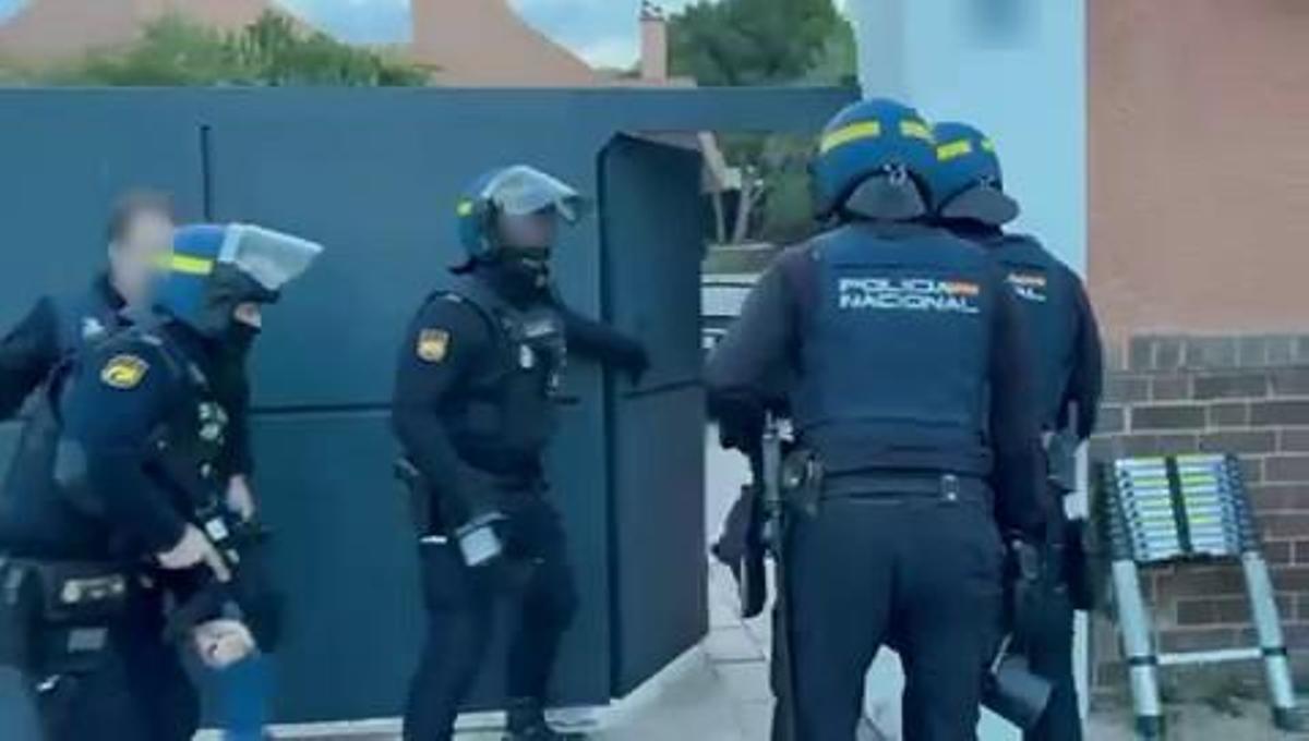La Policía se dispone a realizar la entrada y registro de uno de los dos domicilios inspeccionados en Alicante.