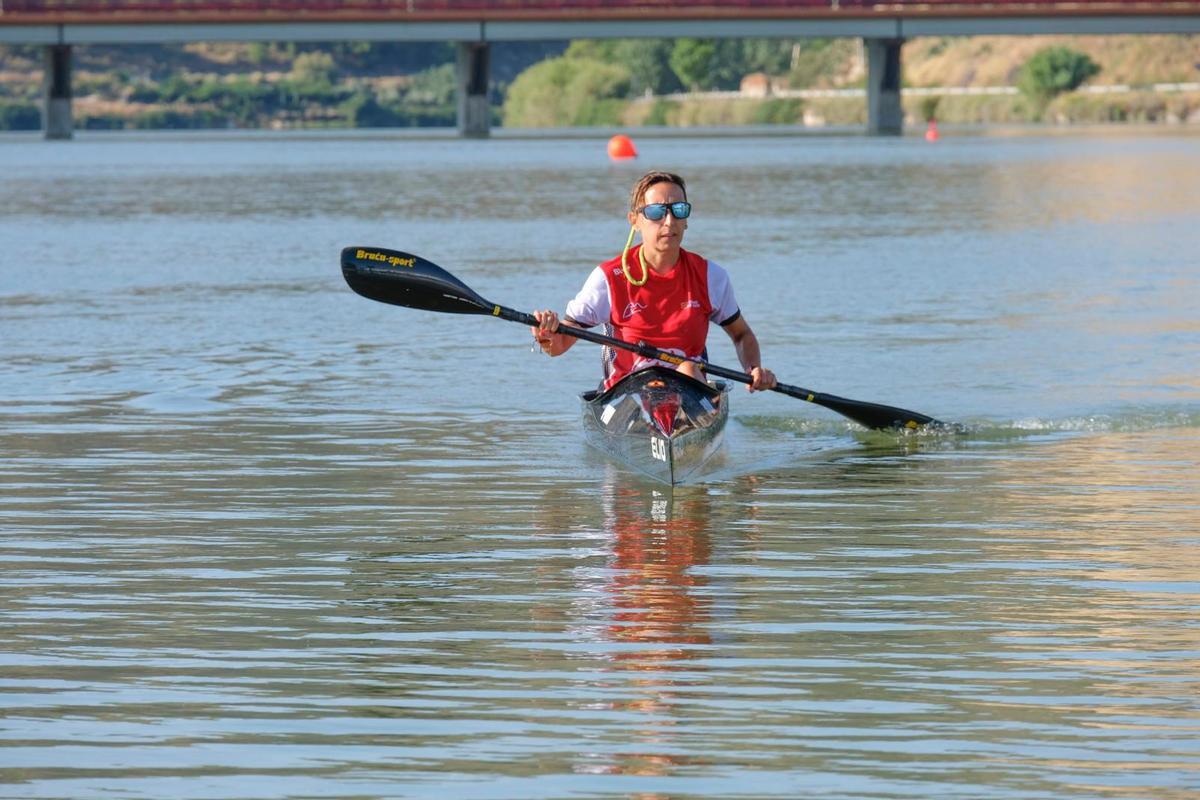 Susana Cobos, durante una actividad de Piragüismo en medio del río.