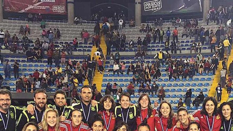 Las jugadoras españolas, con los trofeos logrados en Guatemala.