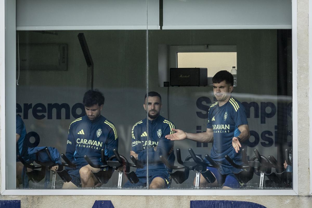 Aguirregabiria, a la derecha, junto a Sebas Moyano y Rober en el gimnasio de la Ciudad Deportiva.