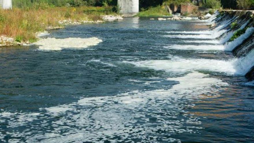 La espuma que denuncian los ecologistas, en la parte superior izquierda de la imagen.