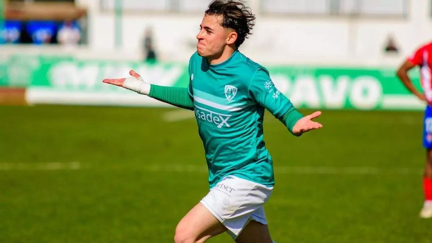 Celebración de los jugadores del Córdoba CF con su afición tras la victoria ante la Ponferradina.