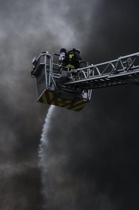 Esta es la estampa que ha dejado el incendio en una nave de Vilagarcía. // Iñaki Abella