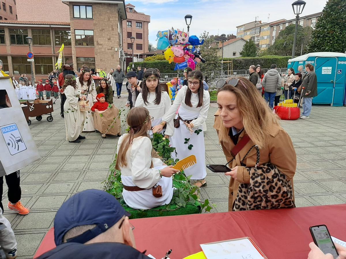 Llanera festeja un Antroxu infantil de récord Llanera festeja un Antroxu infantil de récord