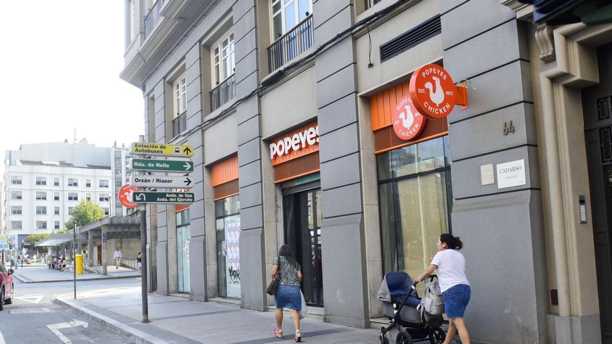 La cadena Popeyes abre un nuevo local en el bajo que ocupaba el antiguo Banco Santander de Cuatro Caminos