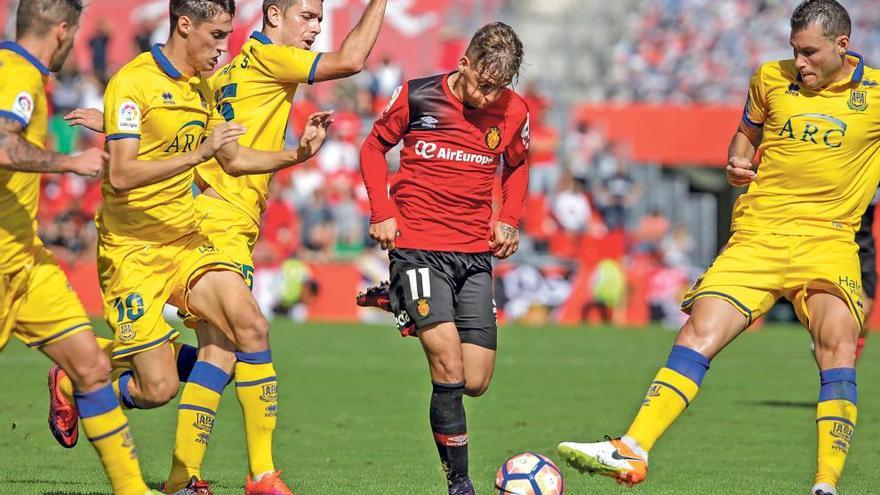 Brandon conduce el balón entre cuatro rivales durante el partido de ayer.