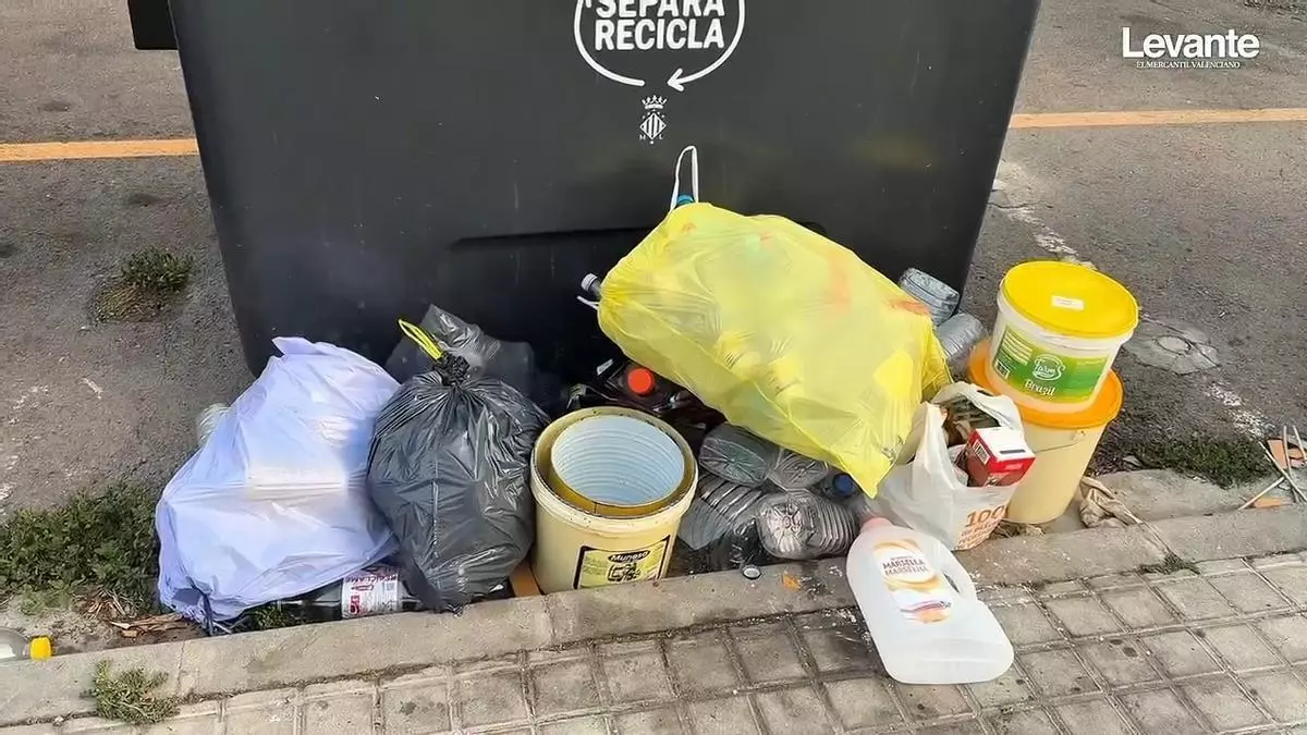 Huelga de basuras en Sagunt: El comité condena actos vandálicos e IP ve “imprescindible” un acuerdo