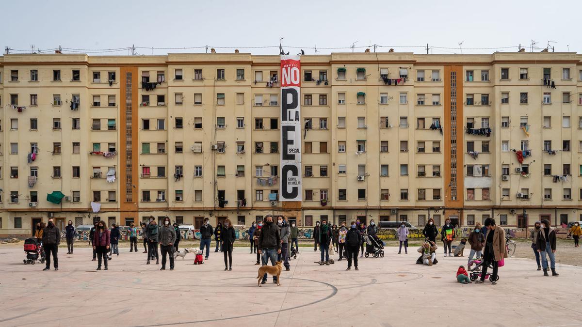 Pancarta gigante colgada en el edificio de Bloques Portuarios