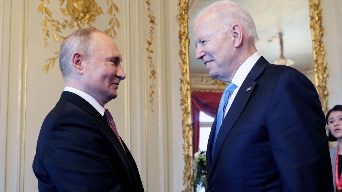 Vladimir Putin y Joe Biden se saludan durante su encuentro en Ginebra