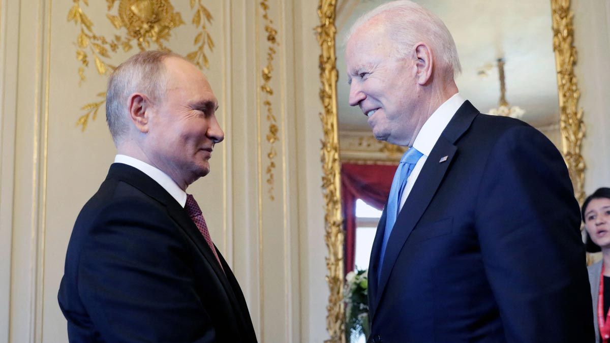 Vladimir Putin y Joe Biden se saludan durante su encuentro en Ginebra