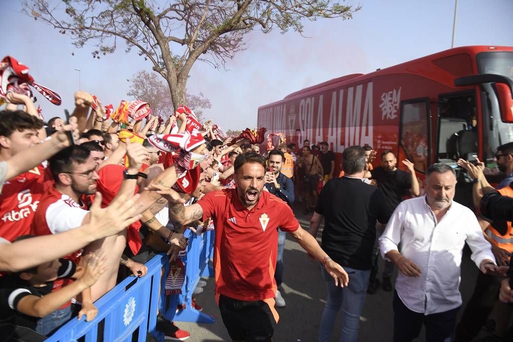 Recibimiento de la afición al Real Murcia antes del partido ante el Nástic