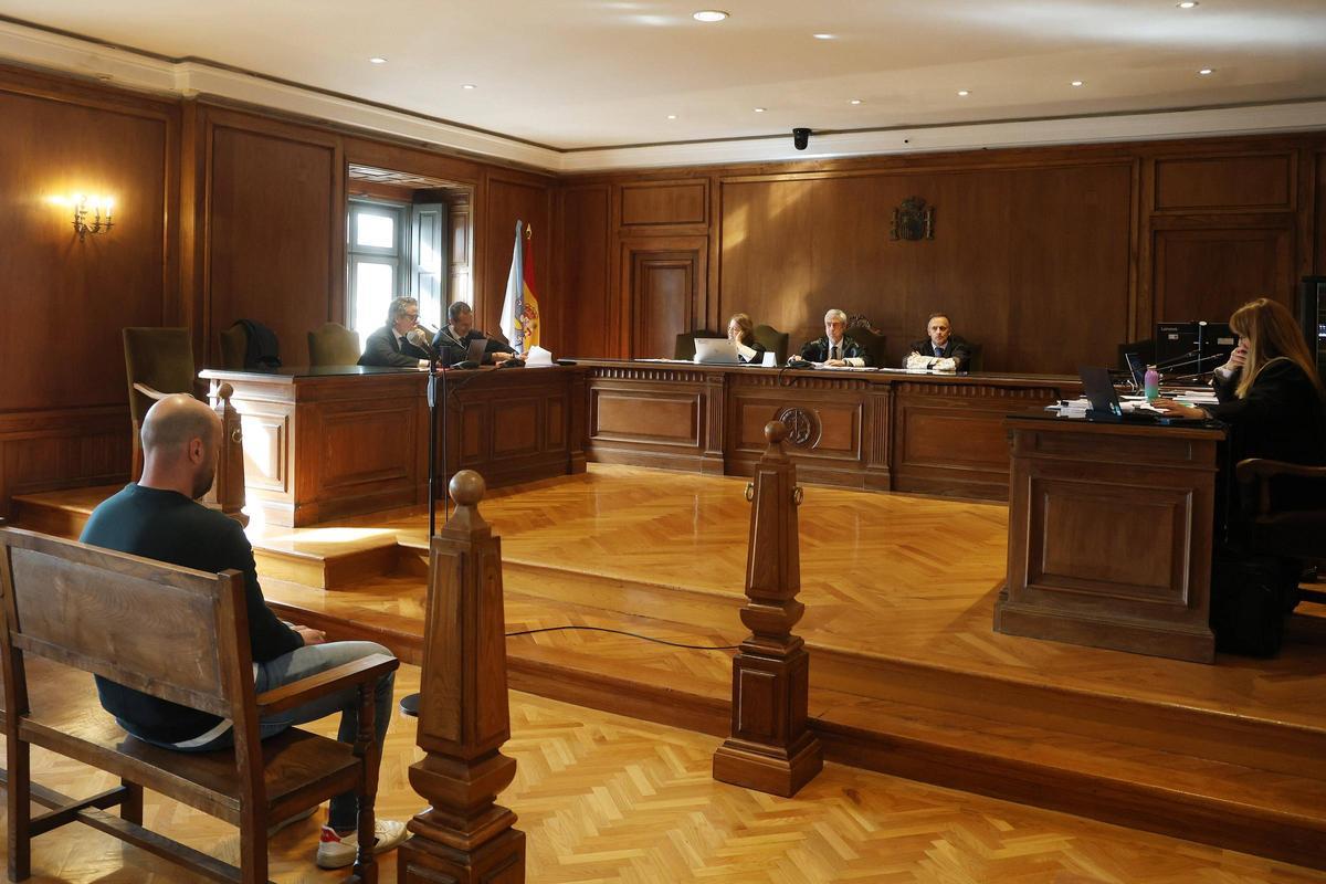 El marido de una de las principales acusadas ayer en la Audiencia de Pontevedra.