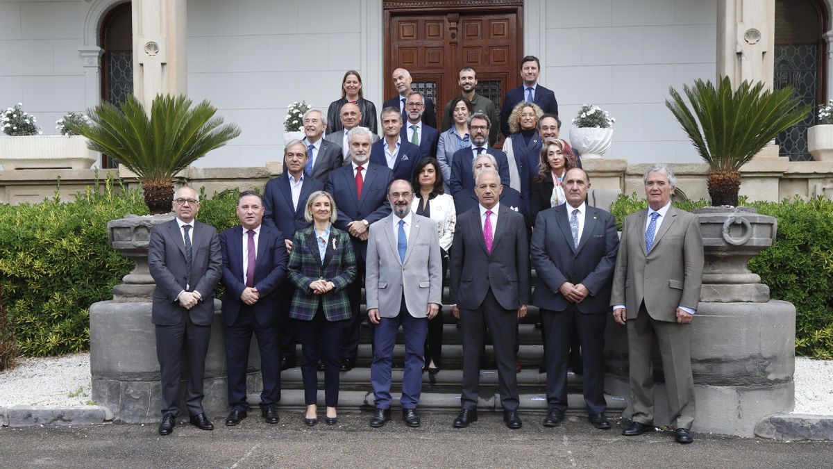 El Consejo Empresarial y el Comité Ejecutivo de CEOE Aragón, junto a responsables del Gobierno de Aragón y de otras entidades.