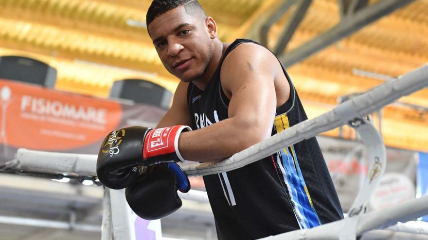 Enmanuel Reyes, en el gimnasio del PlanasBox. |  // CARLOS PARDELLAS