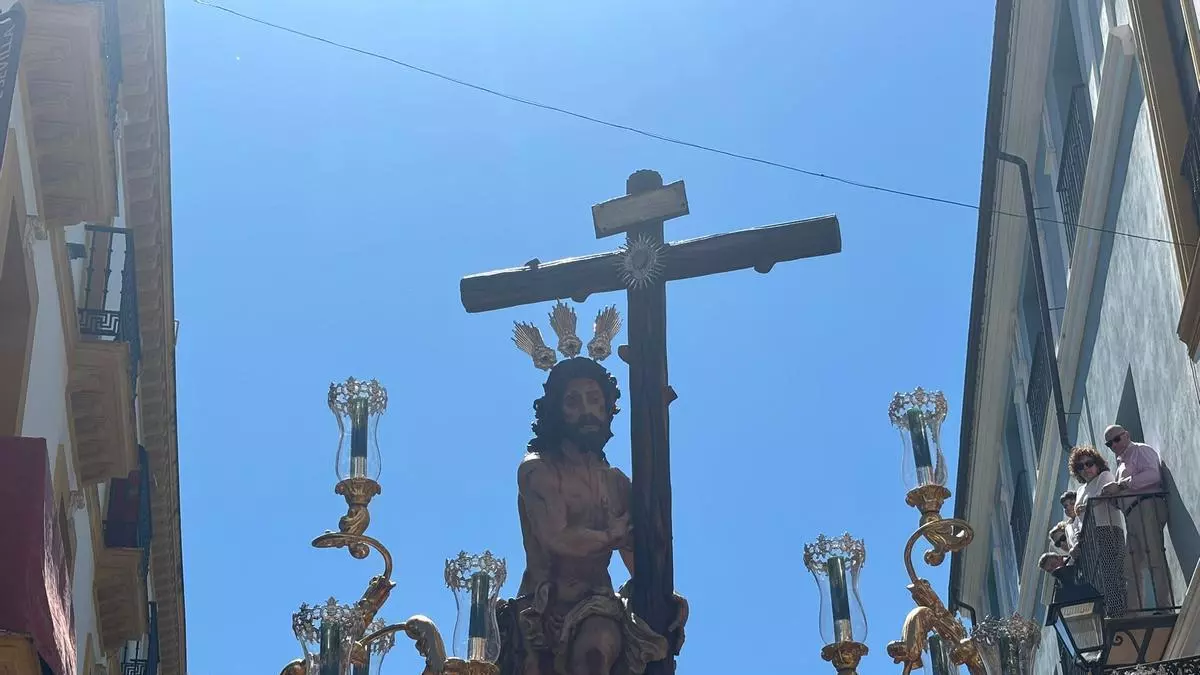 Vídeo | El Santo Cristo Varón de Dolores llega a Santa María la Blanca acompañado de la Banda del Sol