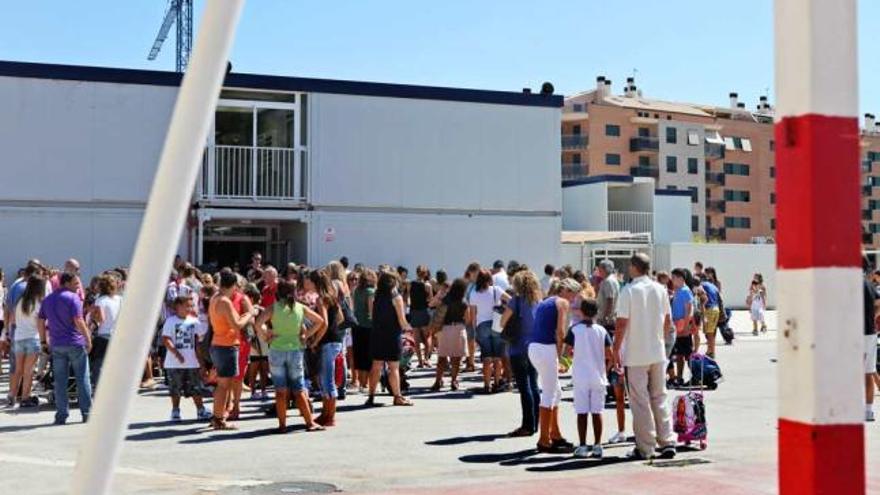 Los alumnos del Bracal permanecen en aulas prefabricadas a la espera del nuevo colegio.