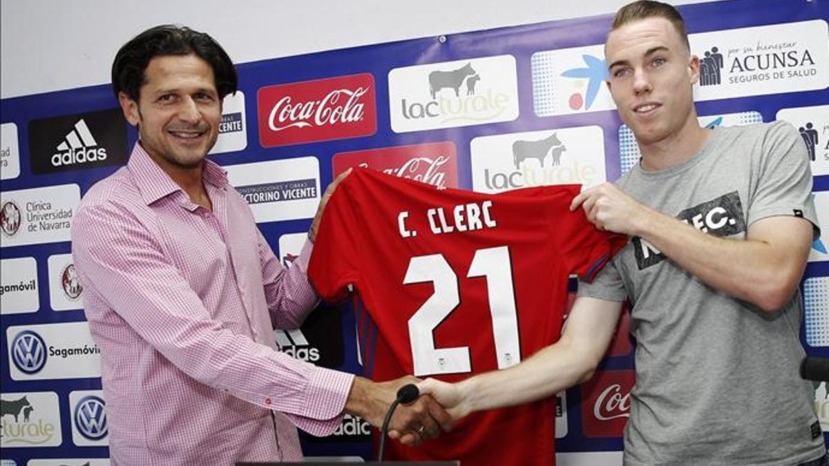 Clerc sostiene la camiseta de Osasuna junto al director deportivo Vasiljevic