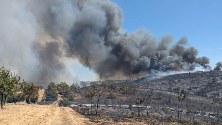 El fuego iniciado en Portugal amenaza a Villarino tras la Sierra y Latedo