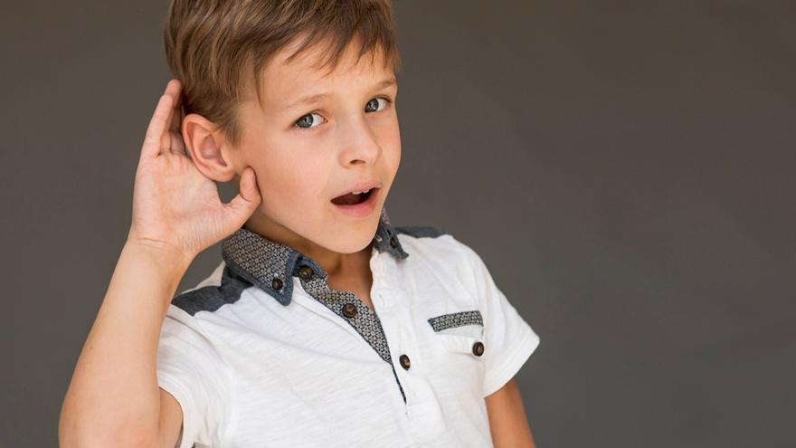 ¿Cómo puedo descubrir que mi hijo no oye bien?