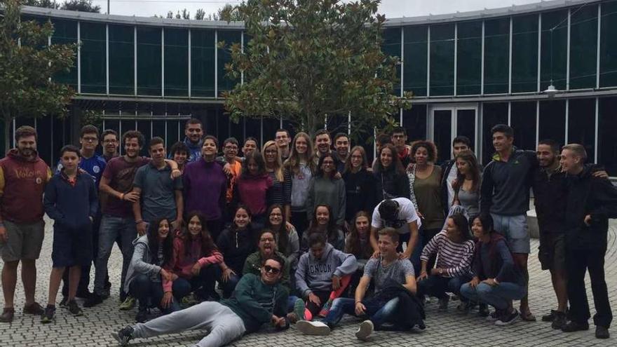 El grupo de jóvenes de la Diócisis de Segorbe (Castellón) durante su visita al consistorio de Lalín.