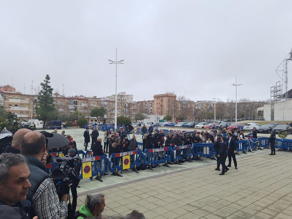 Público congegrado en la puerta lateral de acceso de las autoridades al pabellón que acoge la misa funeral por las víctimas de Adamuz.