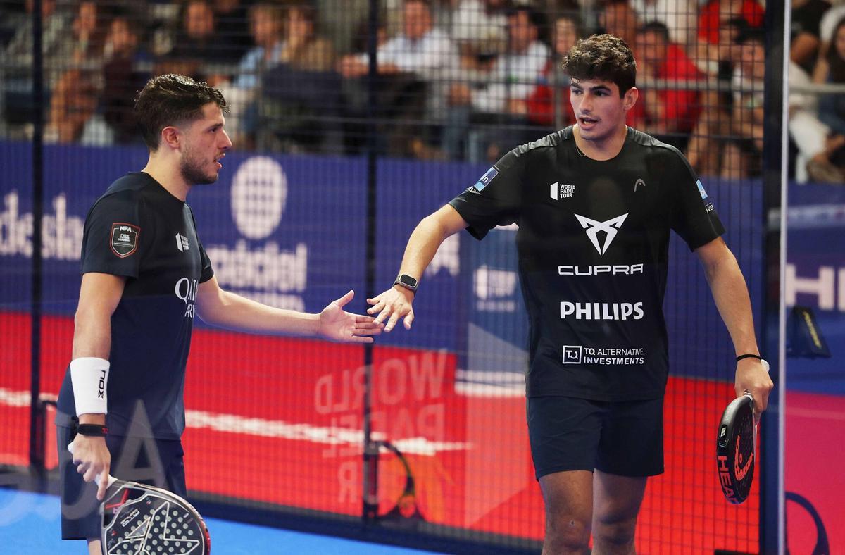 PARTIDO DE SEMIFINALES DEL VIGO OPEN WORLD PADEL TOUR 2023, EN EL INSTITUTO FERIAL DE VIGO ( IFEVI ), DONDE EL PUBLICO PUDO DISFRUTAR DE LAS MEJORES PAREJAS DEL MUNDO DE ESTE DEPORTE. LA PAREJA FORMADA POR AGUSTIN TAPIA Y ARTURO COELLO SE SALUDAN TRAS UNO DE LOS PUNTOS DE LA SEMIFINAL. PADEL. TORNEO