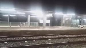 El oleaje ha sacudido con fuerza en la estación de Rodalies Renfe de Premià de Mar (Maresme). 