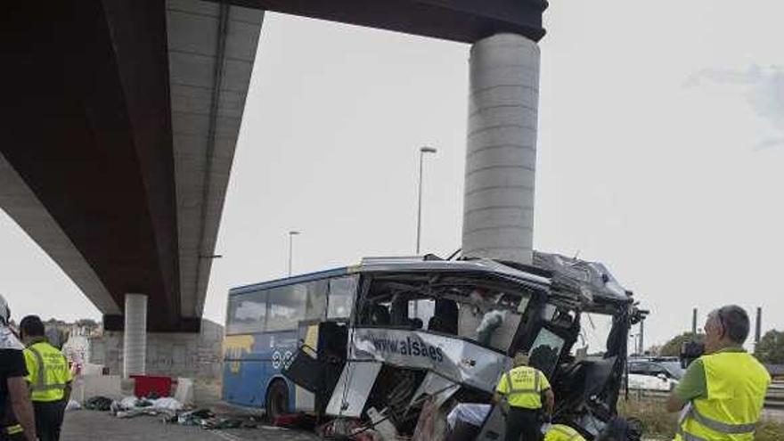 Los agentes analizan el lugar del accidente.