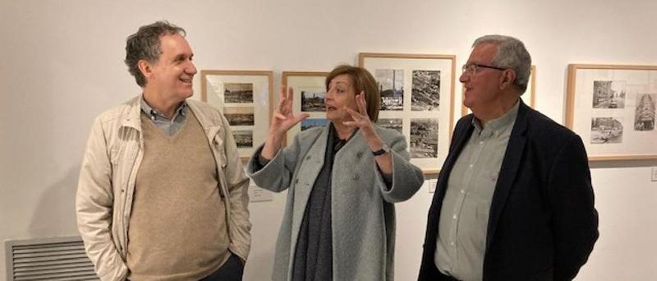 Joaco López, director del Muséu del Pueblu d'Asturies, Mariví Monteserín y Manuel Angel Hidalgo, director del Museo de la Historia Urbana de Avilés, en la inauguración de la muestra fotográfica.