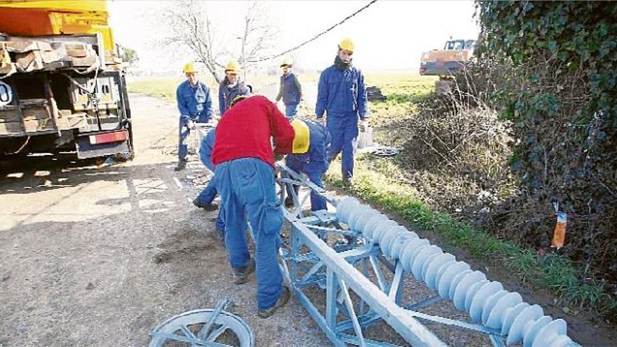 endesa continua amb les reparacionsDiversor operaris van treballar durant tot el dia a Salt per reparar les torres caigudes.Dos treballadors enfilats en una grúa. Una excavadora retira el material caigut pel temporal