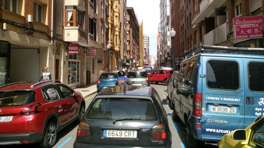 Atasco, este mediodía, en la calle Ezcurdia una vez pasado el parque de la Fábrica de Gas.