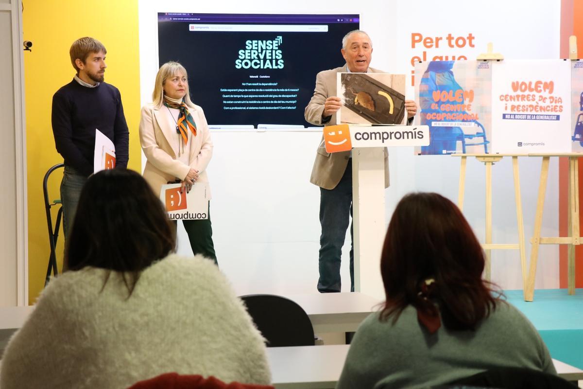 Joan Baldoví, junto a los diputados Cesc Roig y Nathalie Torres, en la presentación de la campaña sobre Servicios Sociales.