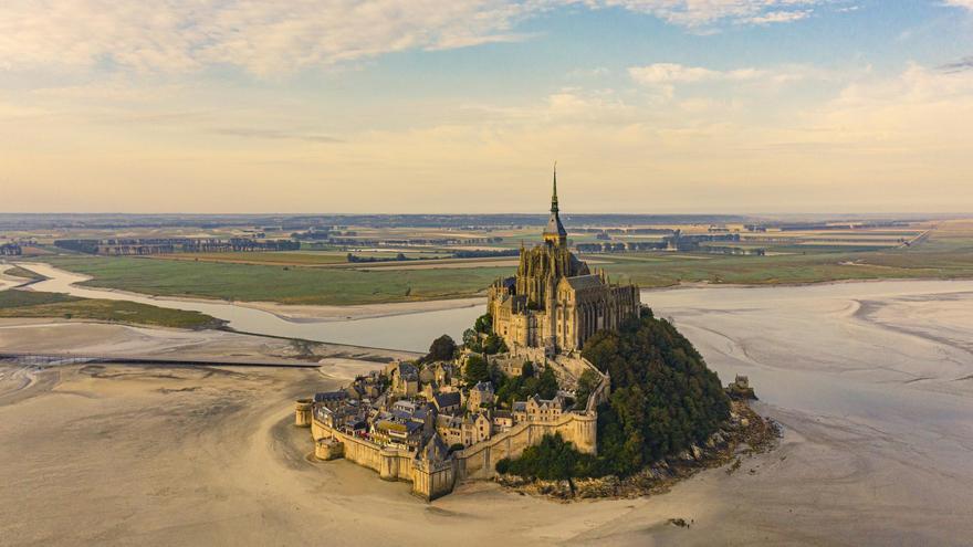 El Mont Saint-Michel es solo uno de los siete monasterios que crean una línea perfecta en honor a San Miguel