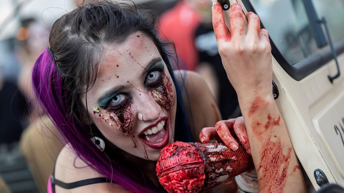 Personas disfrazadas participan en una "Zombie Walk".