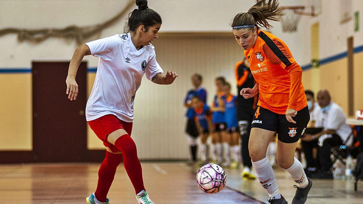 Dos jugadoras, ayer, en el derbi histórico entre el Viaxes Amarelle y el 5 Coruña. |  // CASTELEIRO/ROLLER AGENCIA