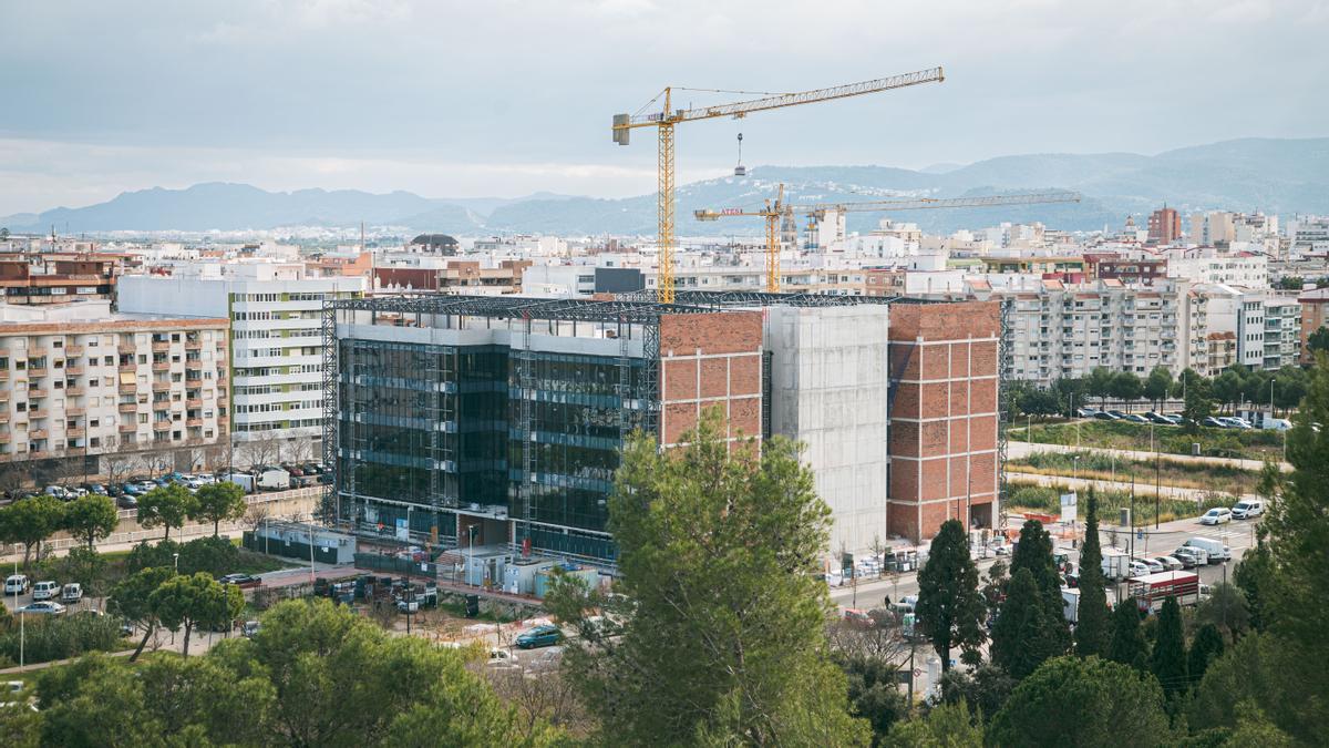 La impresionante estructura del Palau de Justícia de Gandia, visto desde la ermita de Santa Anna, con los edificios de la ciudad detrás.