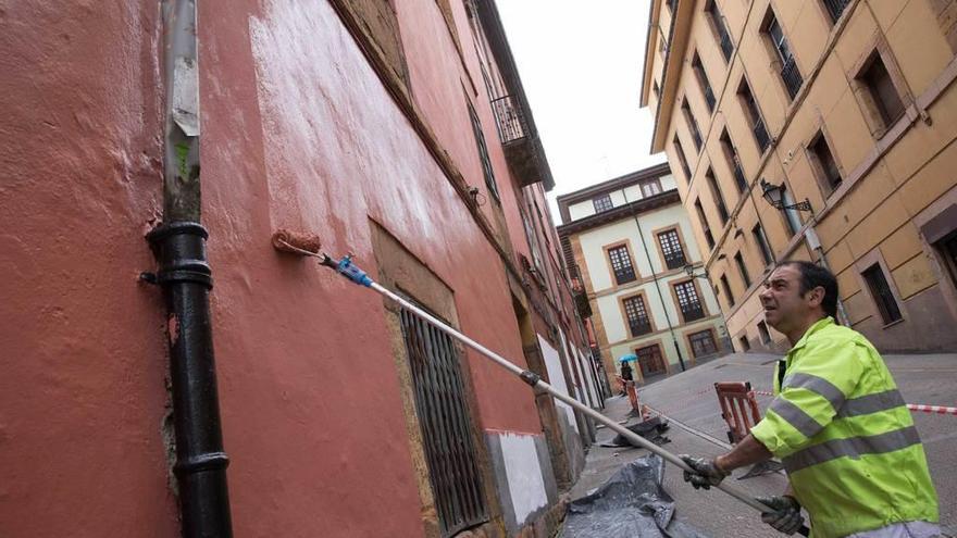 José Ángel Martínez pintando una de las fachadas de la calle Postigo Alto.