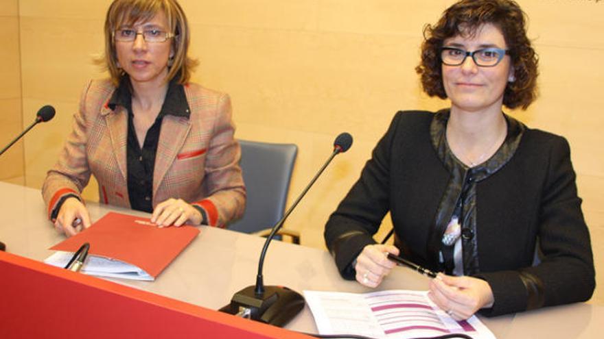 Teresa Ferrés (esquerra) i la magistrada Ana Salas, presentant el pla.