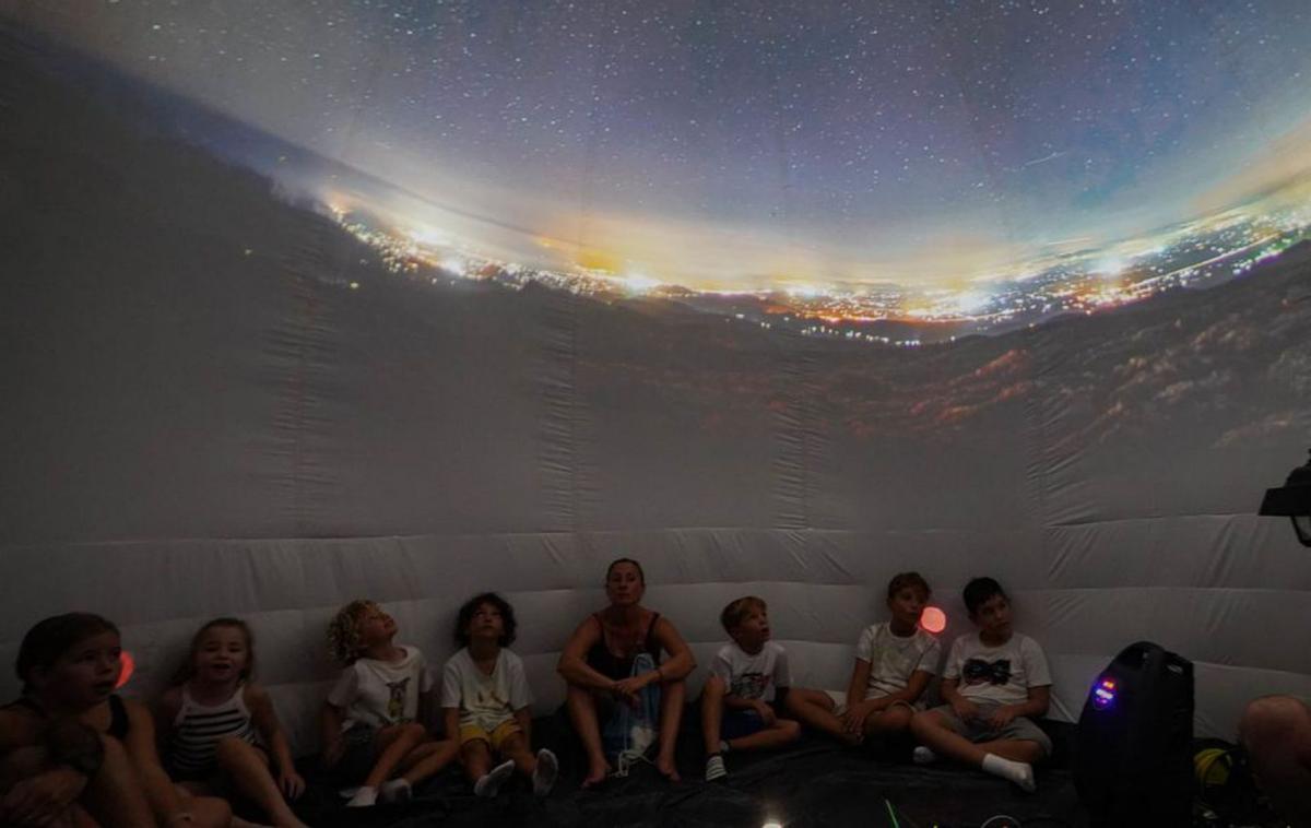 Unos niños en una sesión del planetario inflable. | MARCELO SASTRE