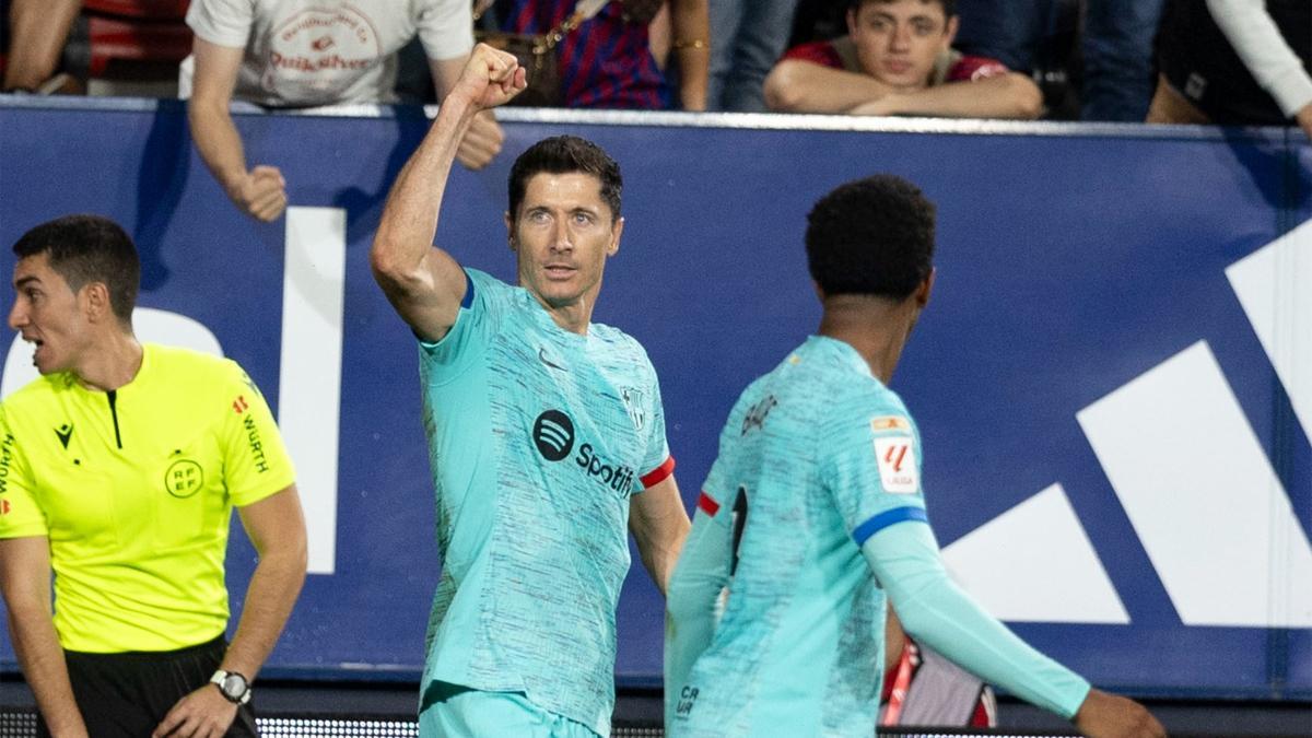 Lewandowski celebra el gol de la victoria en El Sadar