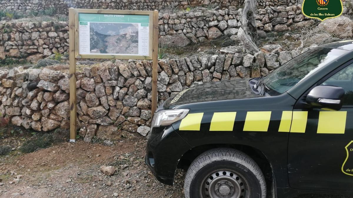 Carteles instalados en el desvío del camino que hizo la propiedad de la finca.